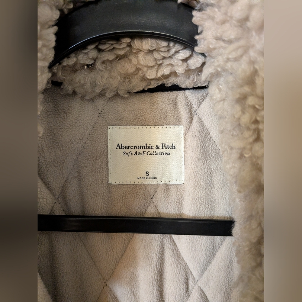 Abercrombie & Fitch Cropped Two-Tone Sherpa Vest - Picture 10 of 16